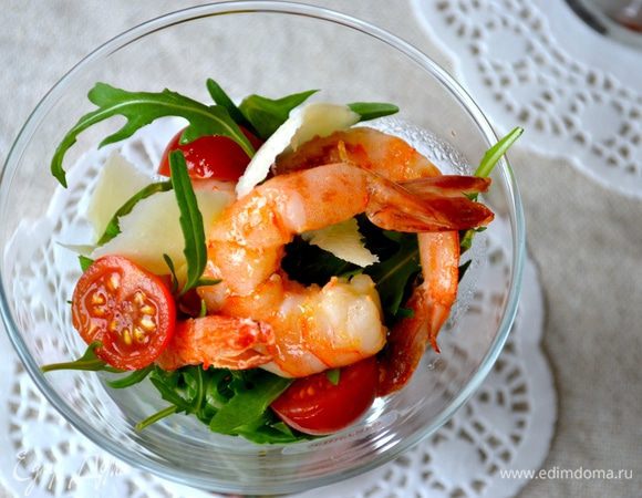 В салатник (можно порционно, как у меня) выложить руколу, помидоры, сверху выложить креветки и добавить пластинки пармезана. Сбрызнуть маслом, в котором обжаривались креветки и несколькими каплями бальзамического уксуса.