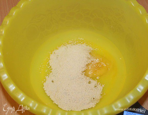 В теплой воде растворить мед и дрожжи.