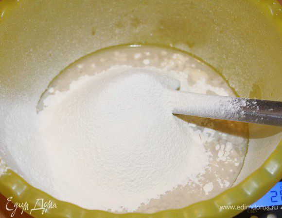 Просеять постепенно муку.