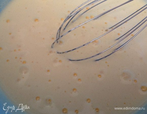 Отделяем белки от желтков. Желтки взбиваем с водой и сахаром до получения пышной пены, а белки взбиваем с щепоткой соли до устойчивых пиков.