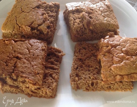 Остывший бисквит надо разрезать пополам. Он получается невысокий, поэтому можно разрезать на порционные квадратики, так легче будет сделать разрез пополам.