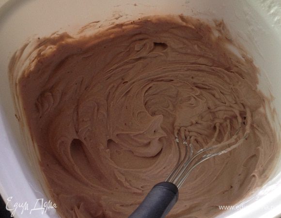 Готовим кокосовый мусс: в емкости размешиваем кокосовое молоко, можно это делать просто венчиком, оно достаточно густое. Добавляем какао, сахарную пудру и ваниль. С муссом работаем быстро, так как он имеет свойство немного таять при комнатной температуре.