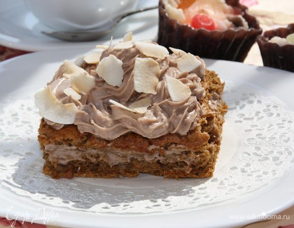 Промазываем половинку пирожного и накрываем второй частью, украшаем сверху при помощи кондитерского мешка с насадкой и, по желанию, посыпаем кокосовыми кранчами (лепестками)! Очень воздушное пирожное с нежным кофейно-кокосовым вкусом, перед подачей храните в холодильнике (как уже отмечала - мусс тает) надеюсь растаять не успеет.