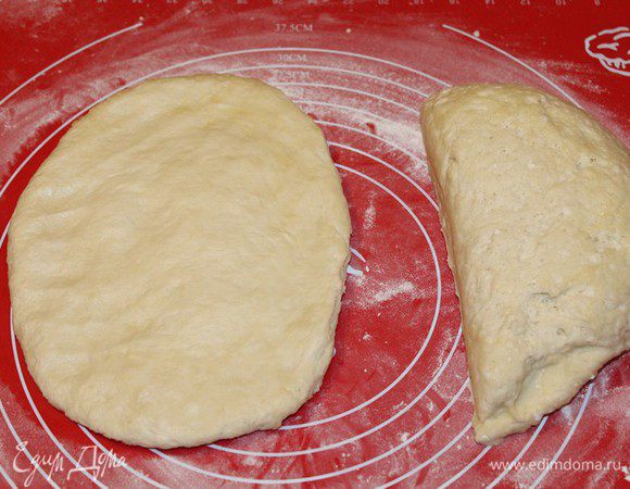 Сформировать две небольшие лепешки или одну большую толщиной около 1,5 см.