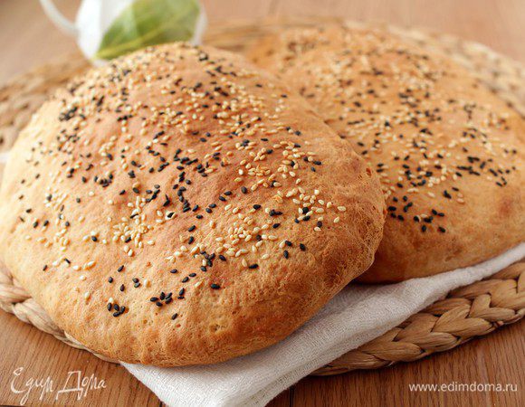 Разогреть духовку до 190С. Побрызгать водой, посыпать кунжутом. Выпекать 20-25 минут, до золотистого цвета. Охладить на решетке.