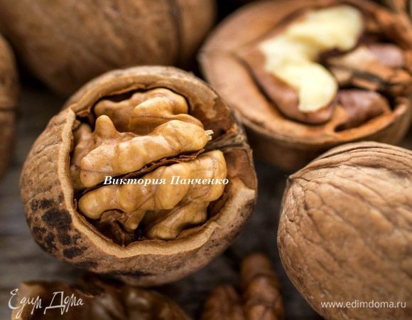 Орехи почистить и порубить.