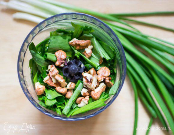 Положить в чашу блендера черемшу, зеленый лук и орехи. Влить масло и измельчить.