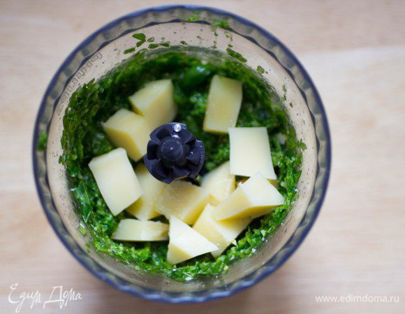 Затем добавить сыр (желательно пармезан, но можно взять и другой твердый сыр) и еще раз хорошо измельчить. Приправить солью по вкусу (при необходимости)

Песто отлично хранится в холодильнике в стеклянной банке на протяжении одного месяца. Единственное условие - соус всегда должен быть покрыт маслом.