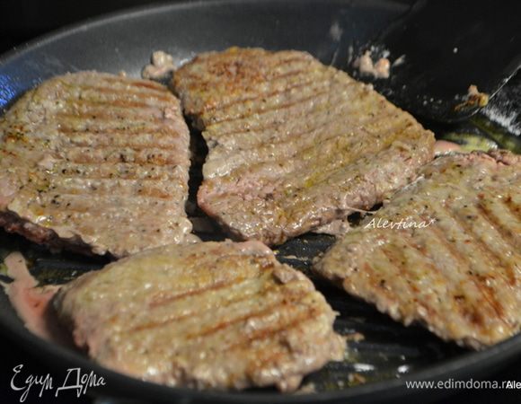 На большой сковороде разогреть оливковое масло. Обжарить с обеих сторон по 2-4 мин с каждой стороны.