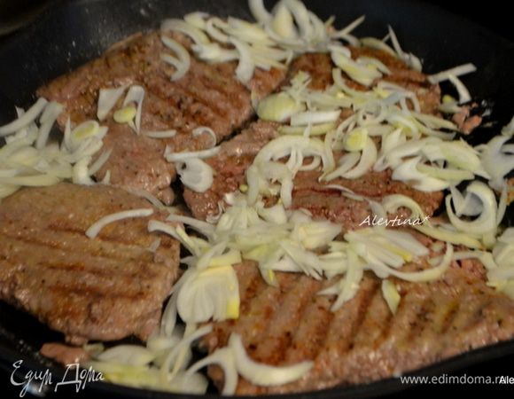 Добавить мелко порезанный белый лук.