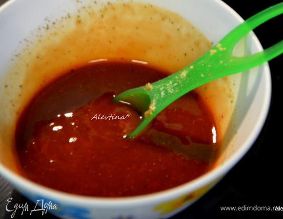 В емкости смешать кетчуп, уксус, лимонный сок, вустерширский соус, коричневый сахар, соль и черный перец по вкусу.