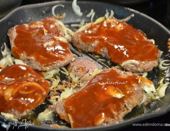 Вылить смесь поверх стейков и готовить на медленном огне 30 мин без крышки.