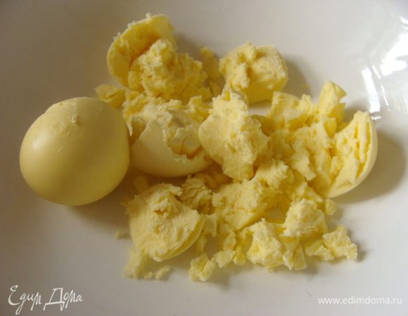 Вареные яичные желтки размять вилкой, с солью и перцем.