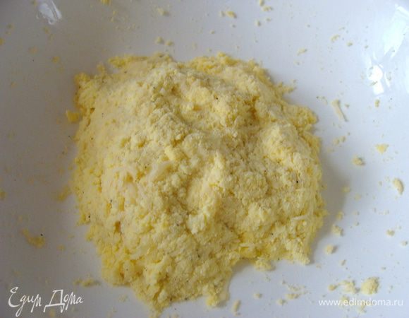 Добавить тертый пармезан, смешать и придавить.