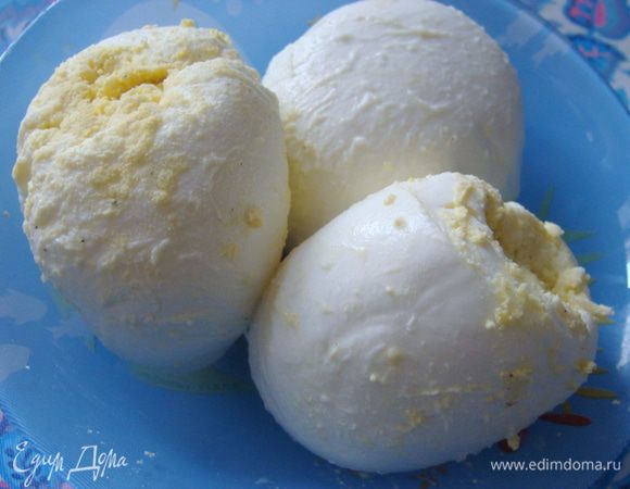 В шариках моцареллы сделать отверстие, надавив пальцем, выпустить сок, нафаршировать подготовленным желком.