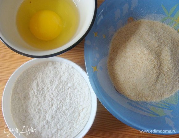 Для панировки нужно подготовить три емкости. В дно положить сырое яйцо (для трех больших шариков моцареллы, понадобится два яйца), в другую насыпать муку, а в третью - панировочную смесь.