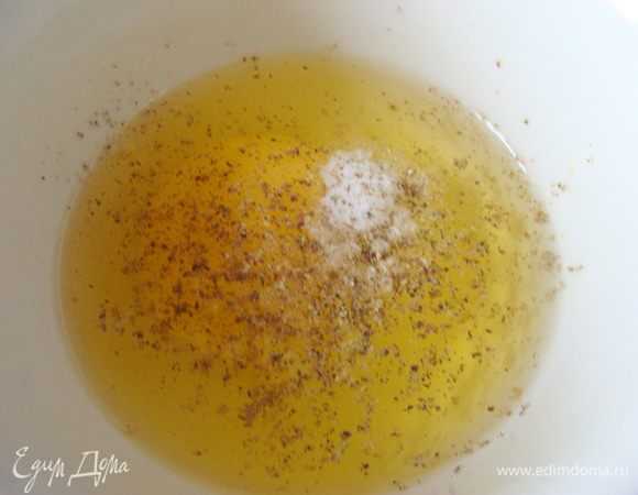 Яйца смешать с солью и перцем.
