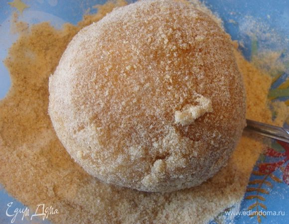Обвалять шарик сначала в муке, потом в яйце, потом в сухарях, еще раз в яйце и опять в сухарях, и еще один раз в яйце, а потом сухарях.
Жарить во фритюре ровно 1 минуту!
Это мой огромной шарик! Шарики меньшего размера и жарить нужно меньшее время...