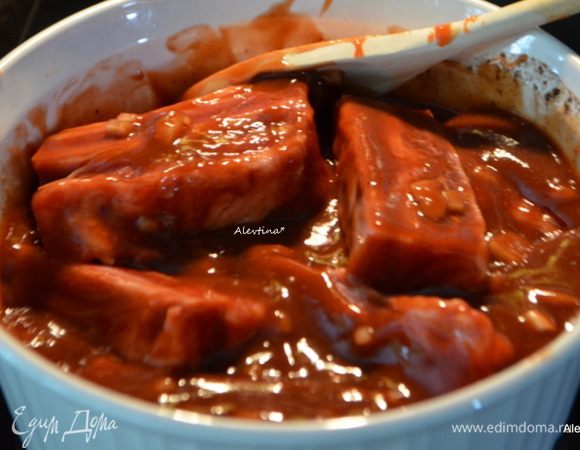 Добавить говяжьи ребрышки в маринад, закрыть пленкой или крышкой и мариновать 24 часа.