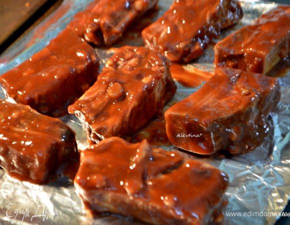 Выложить ребрышки из маринада на противень и выпекать при температуре 160С 30 минут. Затем вновь смазать маринадом, перевернуть и выпекать следующие 30 минут. Повторить еще 2 раза.