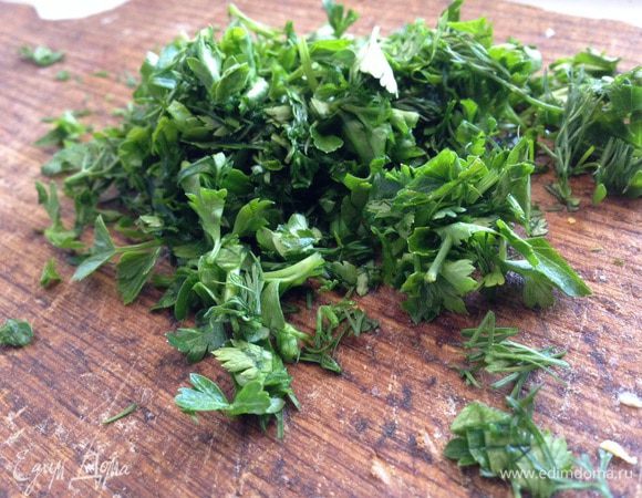 Зелень вымыть, обсушить и измельчить. По желанию можете добавить зеленый лук.
Пучки зелени не большие!