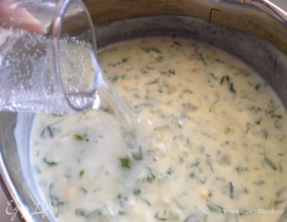 Влить минеральную воду. Добавить соль и перец по вкусу. Перемешать и убрать настраиваться в холодильник на 2-3 часа.