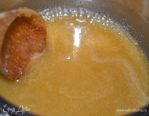 Начнем с бисквита. Смешать в сотейнике мед, сахар и сливочное масло. Поставить на слабый огонь и нагревать, помешивая до растворения сахара. Мед берем самый ароматный, типа гречишного.