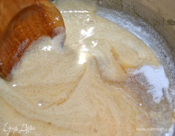 Снять с огня, добавить соду и быстро, активно мешать.