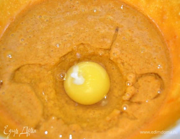 Перекладываем медовую массу в глубокую миску и отправляем туда яйца (они должны быть комнатной температуры). Взбиваем миксером.