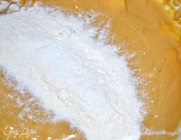 Добавляем муку частями. Может уйти меньше или чуть больше. 
