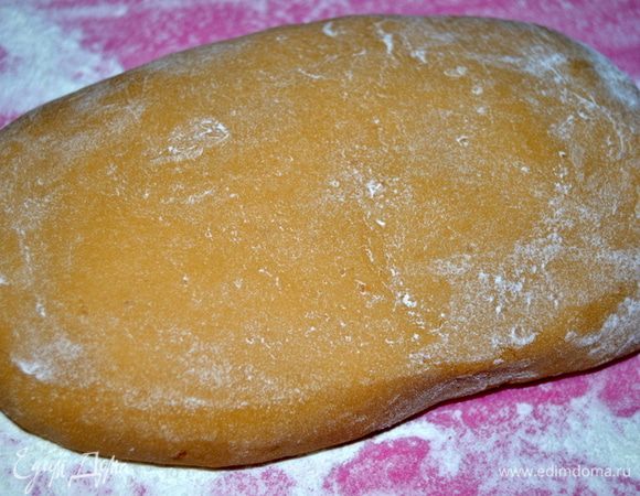 Должно получиться достаточно крепкое, но в то же время эластичное тесто.