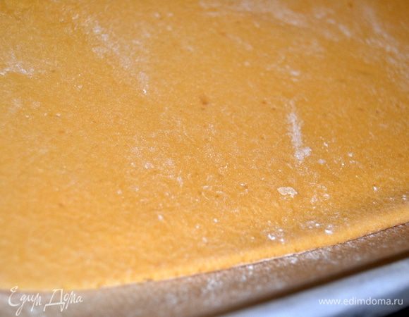 Раскатываем на бумаге, толщиной не более 5 мм. 