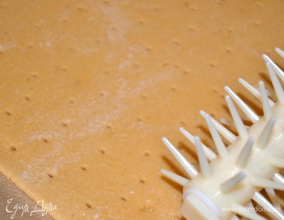 Проколоть тесто вилкой.