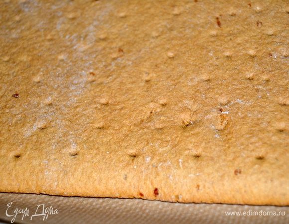 Выпекаем в разогретой до 180С духовке около 10 минут. Тесто должно подрумяниться и немного подняться.