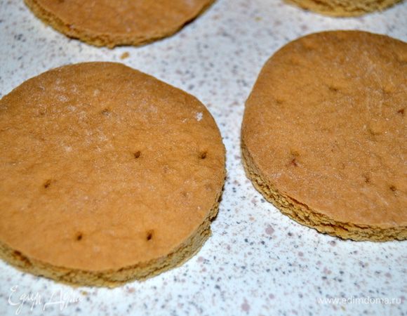 Диаметр бисквита должен быть равен или чуть меньше диаметра верха формы.