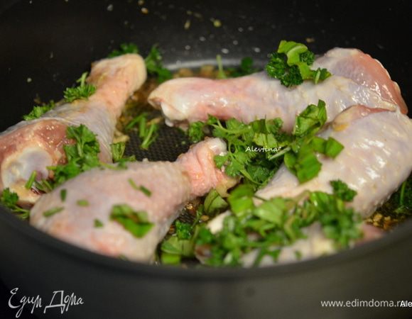 Добавим такие куриные части, как ножки и бедрышки, по рецепту они должны быть без кожицы. Я использую половину указанной нормы и ножки в кожице. Убавить огонь и добавить итальянскую петрушку, базилик сушеный, розмарин, перец красный хлопьями, вино красное 1/2 стакан, уксус.