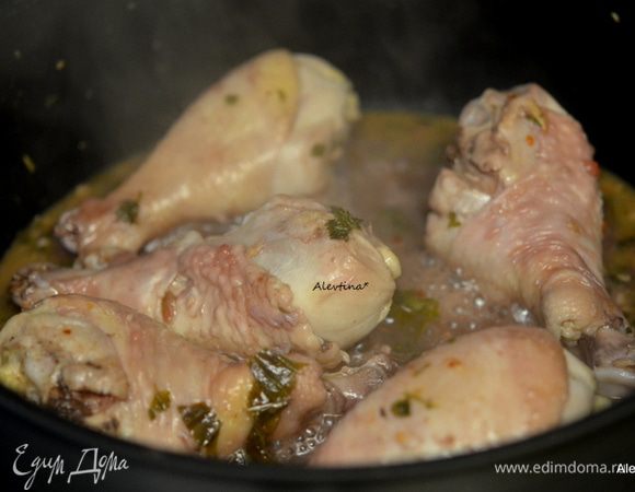 По истечению времени открываем крышку, все опять переворачиваем и тушим еще уже без крышки, увеличив огонь, 15 мин. Соус за этот период уменьшится.