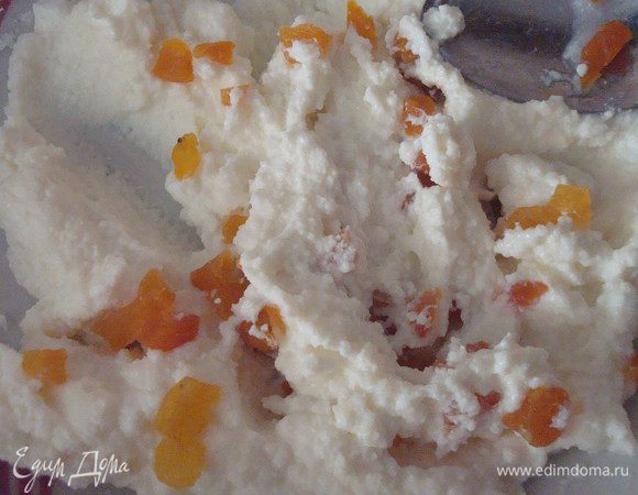 Добавить курагу и кефир, хорошо перемешать.