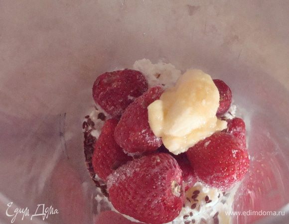 Добавить клубнику, банан, семя льна и апельсиновый сок свежевыжатый. Все взбить.