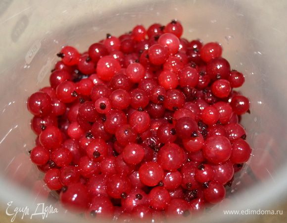 Готовим смородиновое конфи. В моем случае это замороженная красная смородина. Выкладываем смородину в емкость и пюрируем погружным блендером.