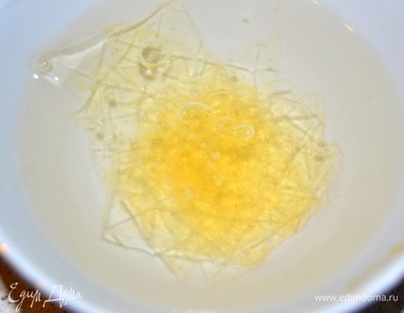 Режем ножницами на четыре части (так удобнее погрузить в воду) и заливаем ледяной водой.