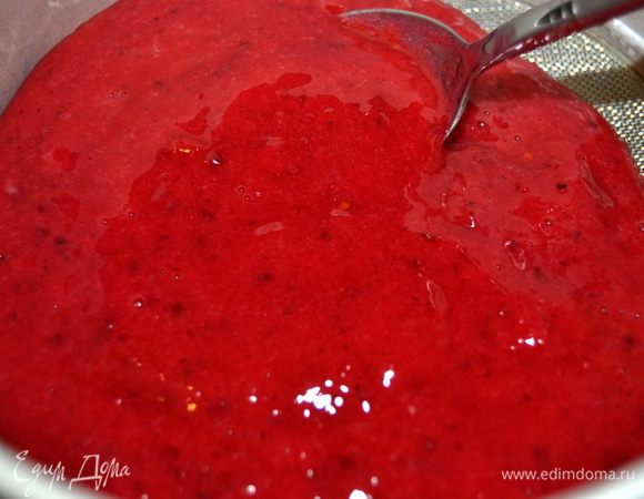 Так как в красной смородине имеются косточки, я решила пропустить пюре через сито. С другими ягодами типа черники, брусники этот шаг можно пропустить.