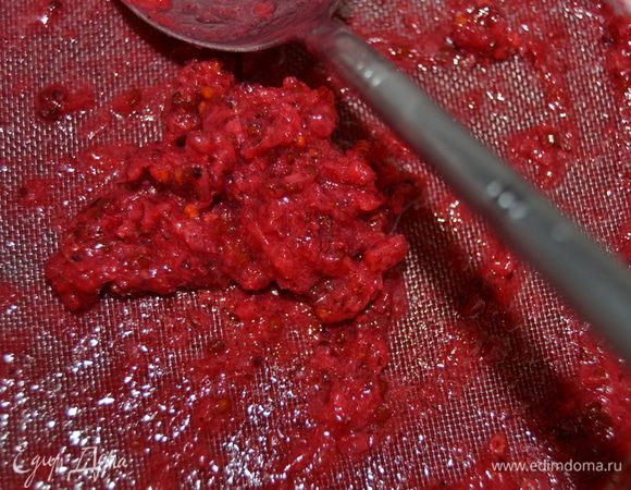 Процеживаем максимально. По идее, нам нужны и шкурки и мякоть, но не нужны косточки.