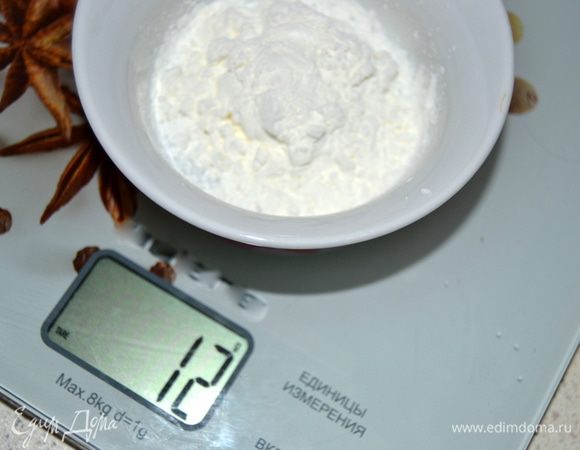 Отмеряем крахмал. Можно и картофельный, но кукурузный нежнее. И сахар 80г.