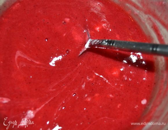 Добавляем сахар и крахмал к ягодному пюре. Хорошо перемешиваем.