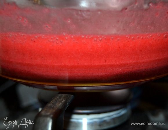 Ставим на тихий огонь и, помешивая, доводим до кипения. Крахмал начнет делать свое дело.