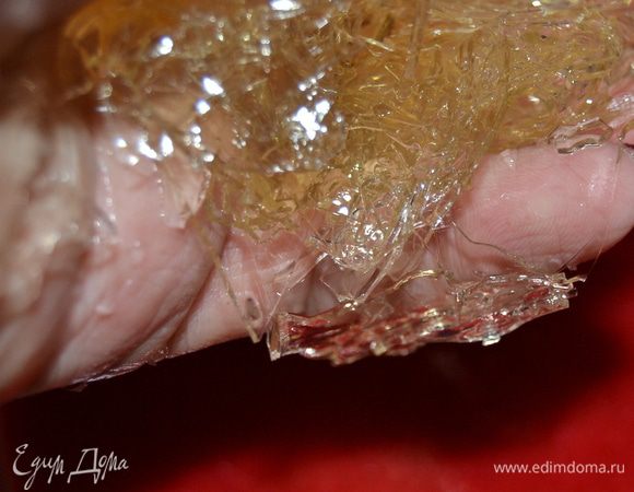 Снимаем с огня и добавляем мягкий, отжатый желатин. Еще раз пюрируем блендером до однородности.