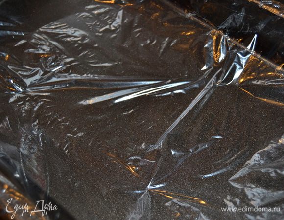 Противень застилаем пищевой пленкой.
