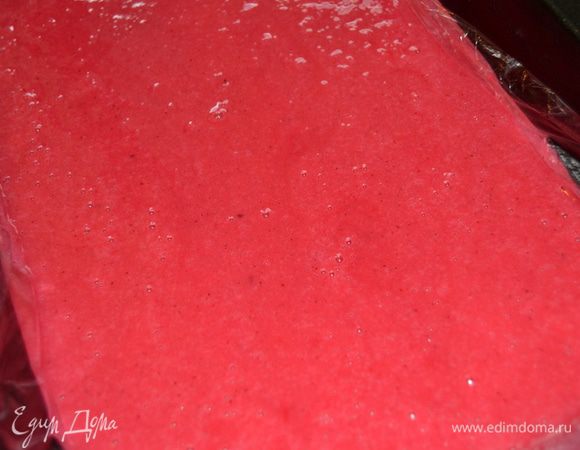 Ровным слоем выливаем конфи и отправляем в морозилку на 30 минут.