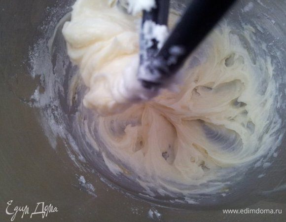 120 грамм мягкого масла и сахарной пудры  взбить несколько минут миксером на небольшой скорости до кремообразной массы.
Добавить желток и ваниль.